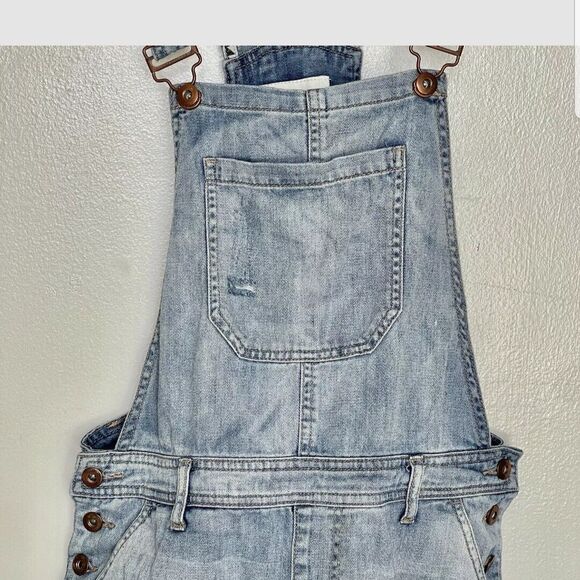 Forever 21 Womens Overall Shorts Size 29 Rolled Up Jean Light Wash Distressed - Picture 12 of 12